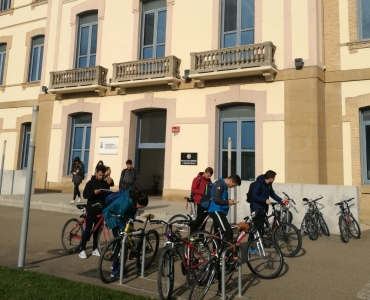 Estudiantes del Campus de Huesca acuden en bicicleta a sus facultades 